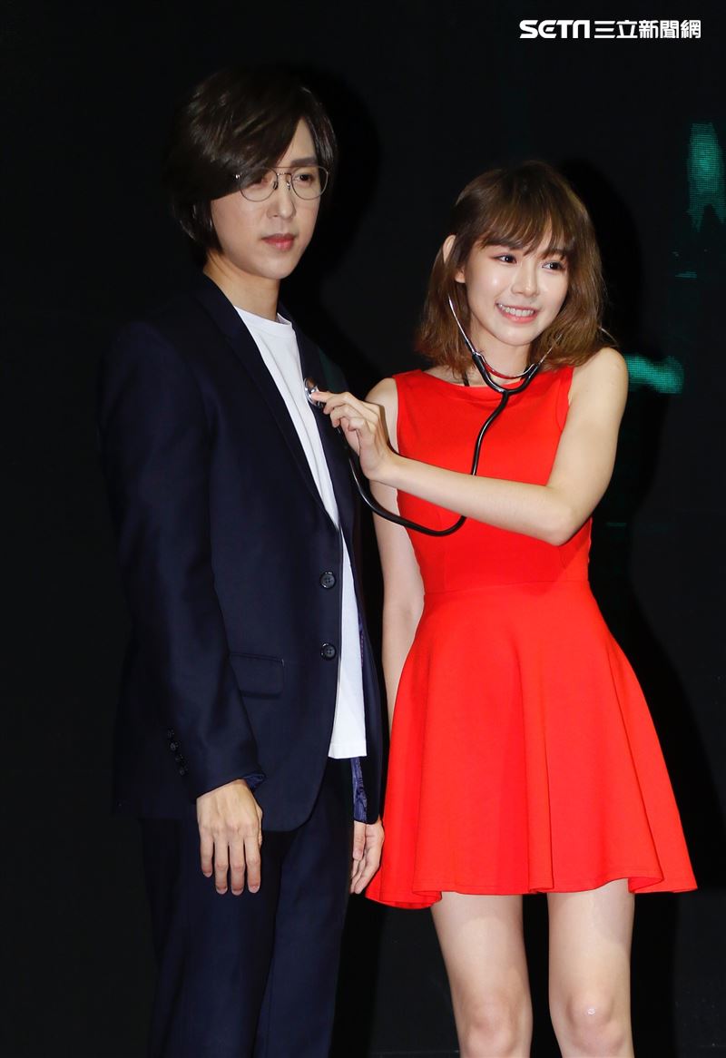 林明禎(右)出席方泂鑌新專輯發表會。（圖／記者林聖凱攝影）