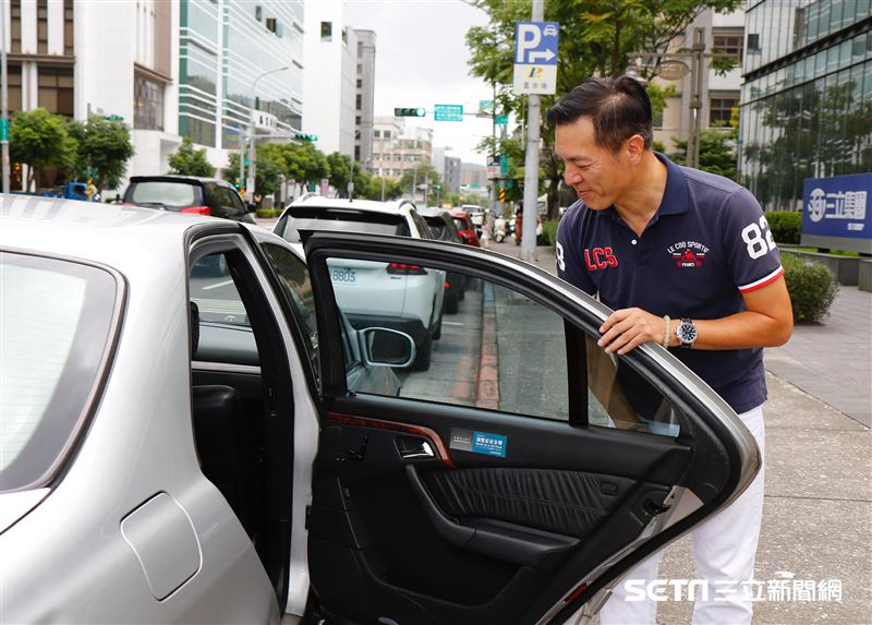 朱永德把自己的賓士車拿來開Uber。（圖／記者林聖凱攝影）