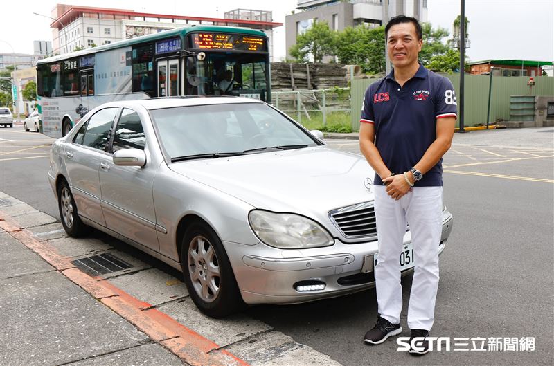 朱永德把自己的賓士車拿來開Uber。（圖／記者林聖凱攝影）