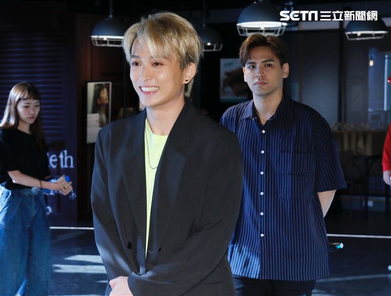 嘉賓陳零九和邱鋒澤特地帶來價值萬元的「布羅利」公仔。（圖／記者林聖凱攝影）