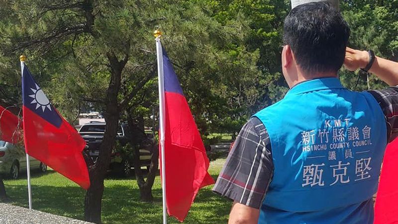 議員父國慶辦升旗典禮　摔落司令台亡