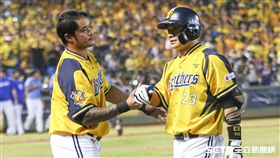 彭政閔引退賽與林智勝擊掌。（圖／記者林士傑攝影）