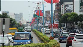 雙十國慶　花蓮交通要道國旗飄揚（2）慶祝雙十國慶，花蓮縣政府在境內13鄉鎮市主要道路、台9線、台11丙等懸掛國旗，總計3700面，形塑青天白日滿地紅、旗海飄揚景象。中央社記者張祈攝　108年10月10日