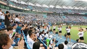 桃園棒球場滿場觀眾。（圖／記者林士傑攝影）