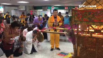 白沙屯媽祖突衝醫院！患者跪迎畫面曝