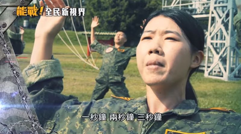 克服腿斷恐懼！女神龍完成海上跳傘