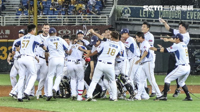中職／廖健富再見安　嗨到差點忘踩壘