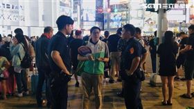 綠黨在西門町發選舉小物扇子遭北市警方驅離，王浩宇提供