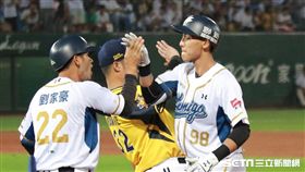 ▲中職總冠軍賽台灣大賽Lamigo與中信兄弟交手。（圖／記者林士傑攝影）