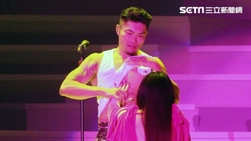 炸出八塊肌！李玖哲竟被大咖歌后摸胸