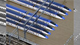 數十年來侵襲日本的最強烈颱風哈吉貝，挾帶的狂風暴雨癱瘓首都東京後，13日清晨繼續朝東北方向移動。圖為長野的新幹線因雨勢太大泡水。（中央社檔案照片）