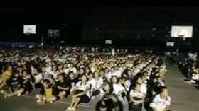 廣西玉林規模5.2地震　學生唱愛國歌曲壓驚（圖／翻攝自微博）