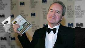 諾貝爾文學獎10日揭曉，愛爾蘭作家班維爾當天接到一通報喜電話，事後證實是惡作劇。（圖取自facebook.com/JohnBanvilleAuthor）