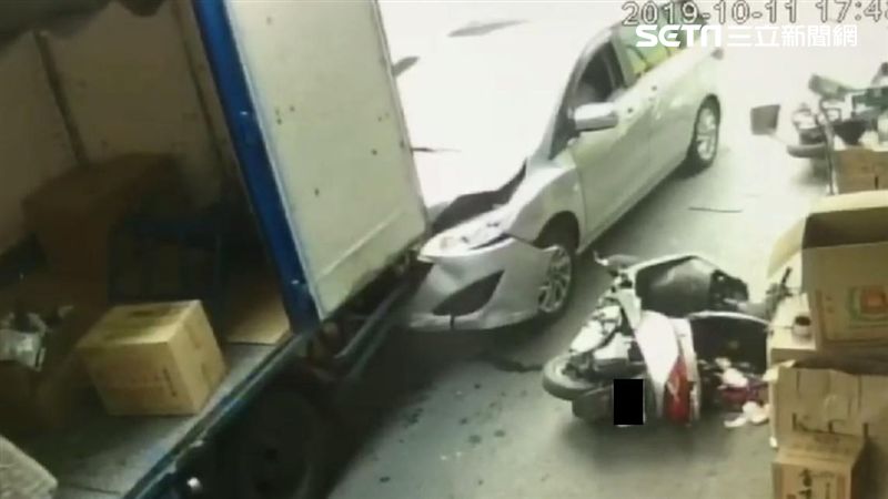 老翁開車爆衝撞死妻子！驚悚畫面曝光
