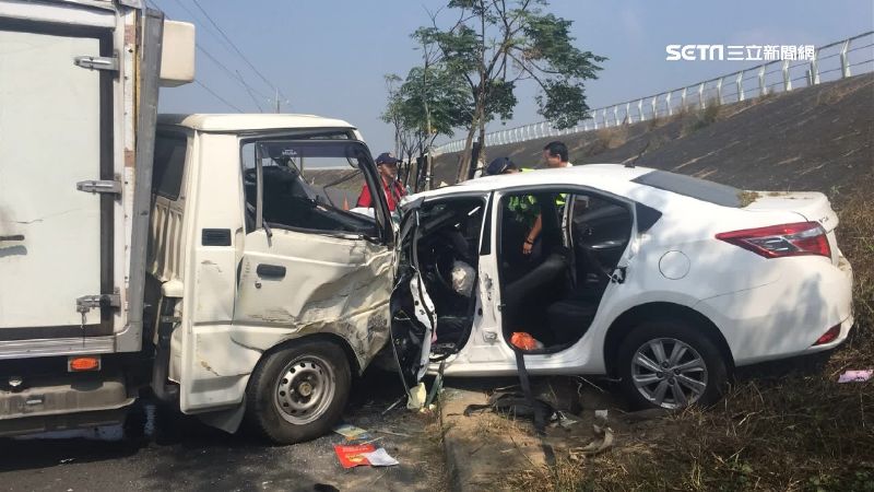 開車邊看送貨單　貨車對撞轎車釀8傷