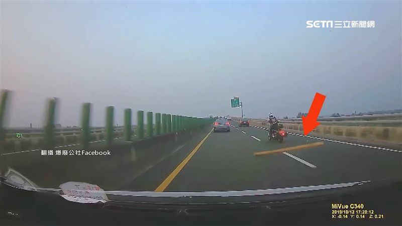 路上驚現木條！重機摩擦地面噴火慘摔