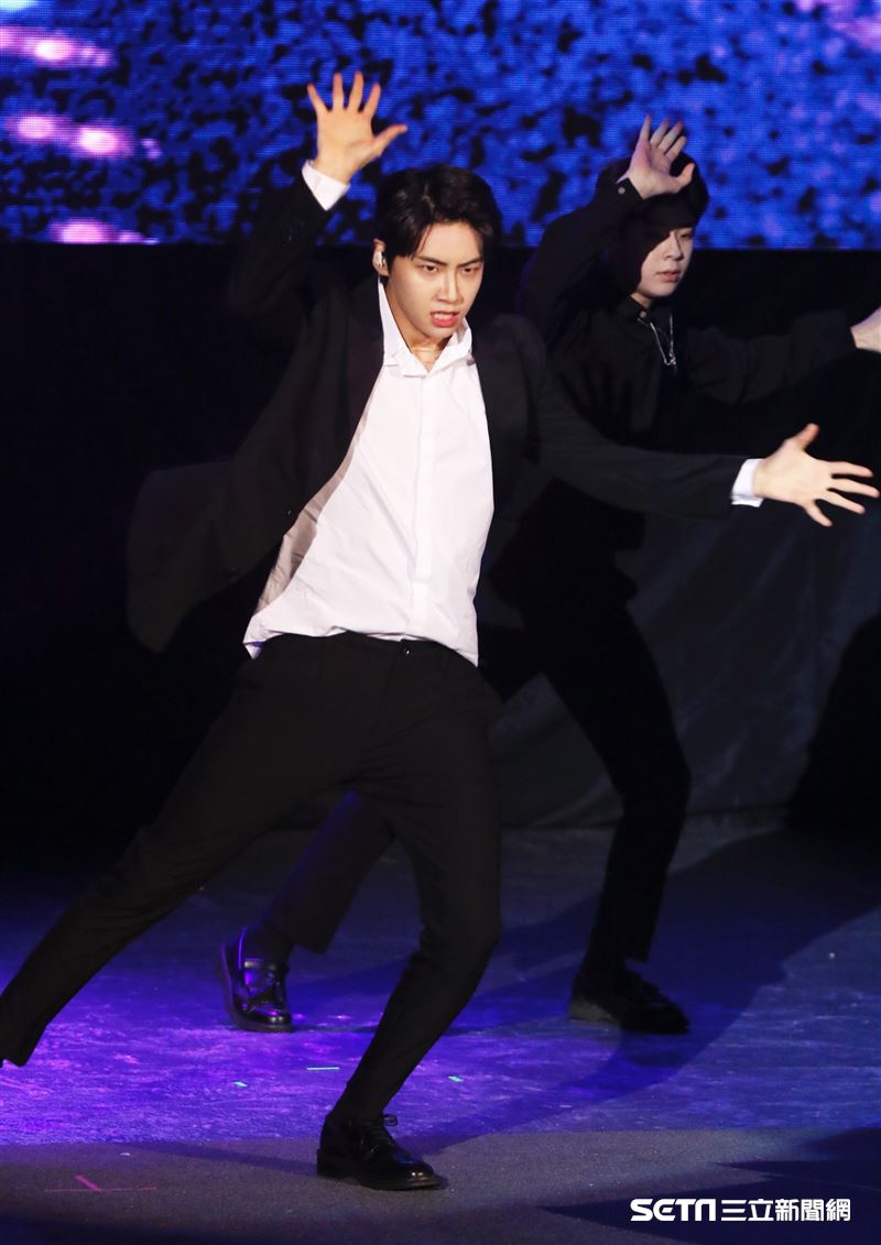 李鎭赫以一身黑色西裝帥氣表演麥可傑克森的〈超脫〉開場。（圖／記者林聖凱攝影）