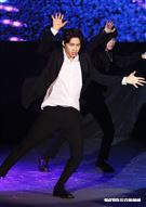 李鎭赫以一身黑色西裝帥氣表演麥可傑克森的〈超脫〉開場。（圖／記者林聖凱攝影）