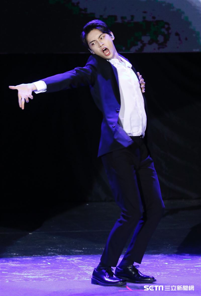 李鎭赫以一身黑色西裝帥氣表演麥可傑克森的〈超脫〉開場。（圖／記者林聖凱攝影）
