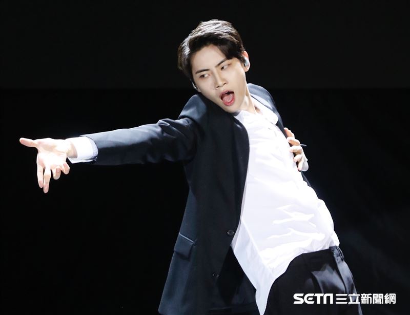 李鎭赫以一身黑色西裝帥氣表演麥可傑克森的〈超脫〉開場。（圖／記者林聖凱攝影）