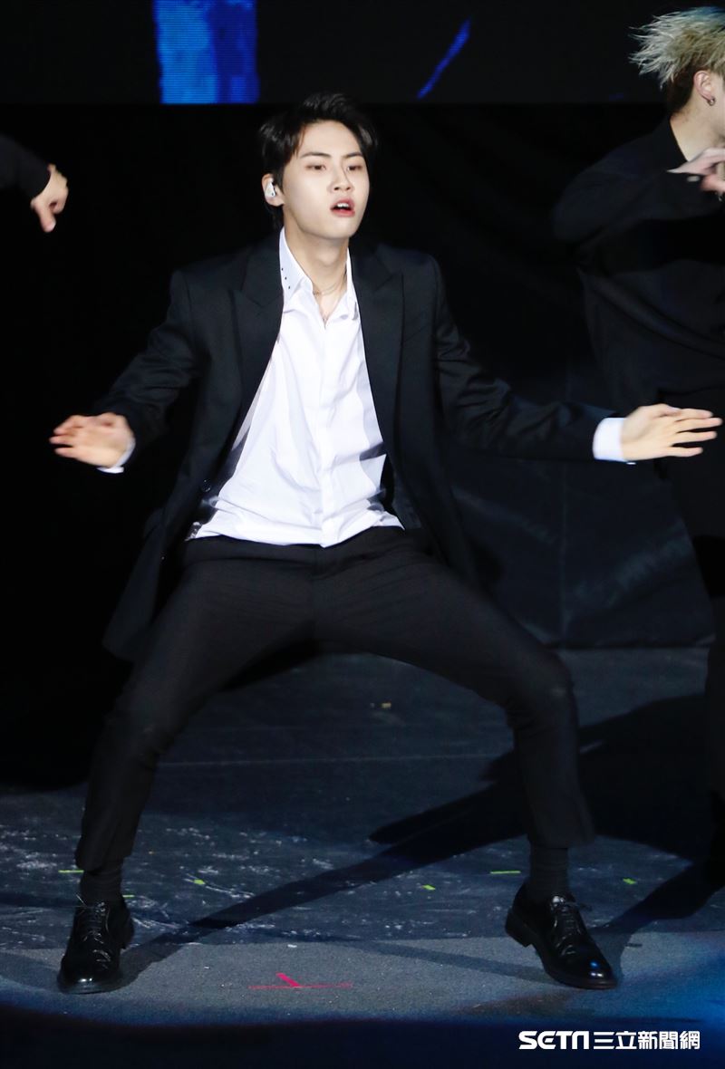 李鎭赫以一身黑色西裝帥氣表演麥可傑克森的〈超脫〉開場。（圖／記者林聖凱攝影）