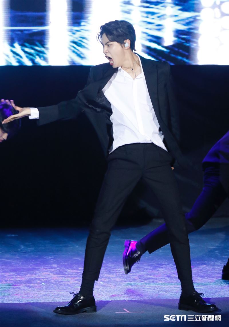 李鎭赫以一身黑色西裝帥氣表演麥可傑克森的〈超脫〉開場。（圖／記者林聖凱攝影）