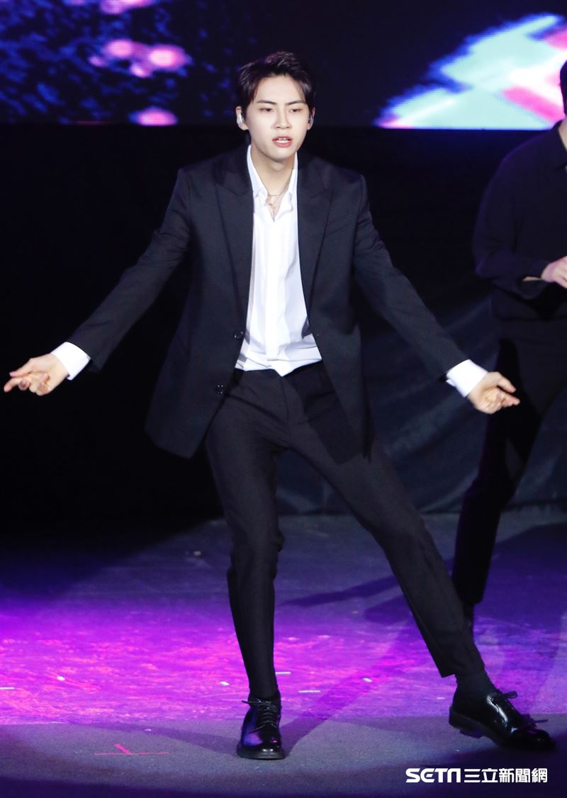 李鎭赫以一身黑色西裝帥氣表演麥可傑克森的〈超脫〉開場。（圖／記者林聖凱攝影）