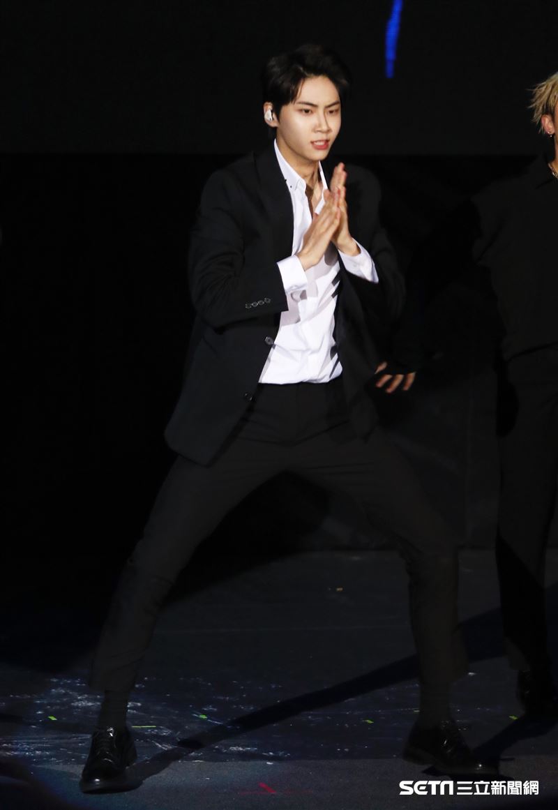 李鎭赫以一身黑色西裝帥氣表演麥可傑克森的〈超脫〉開場。（圖／記者林聖凱攝影）