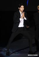 李鎭赫以一身黑色西裝帥氣表演麥可傑克森的〈超脫〉開場。（圖／記者林聖凱攝影）
