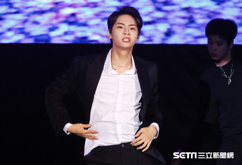 李鎭赫以一身黑色西裝帥氣表演麥可傑克森的〈超脫〉開場。（圖／記者林聖凱攝影）