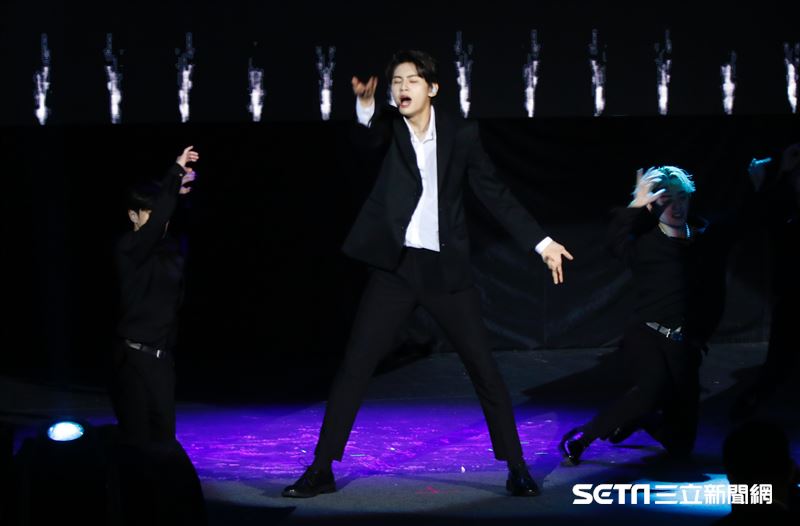 李鎭赫以一身黑色西裝帥氣表演麥可傑克森的〈超脫〉開場。（圖／記者林聖凱攝影）