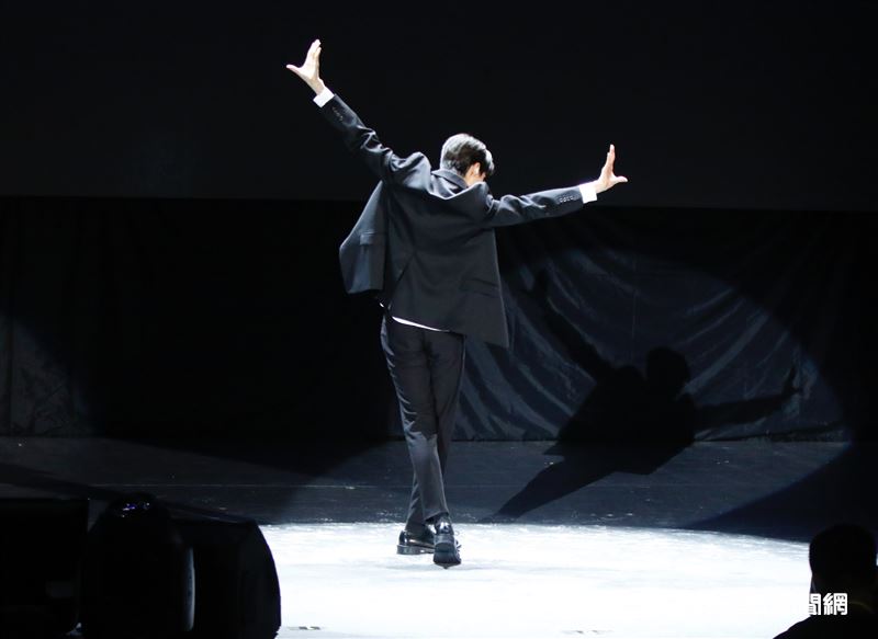 李鎭赫以一身黑色西裝帥氣表演麥可傑克森的〈超脫〉開場。（圖／記者林聖凱攝影）