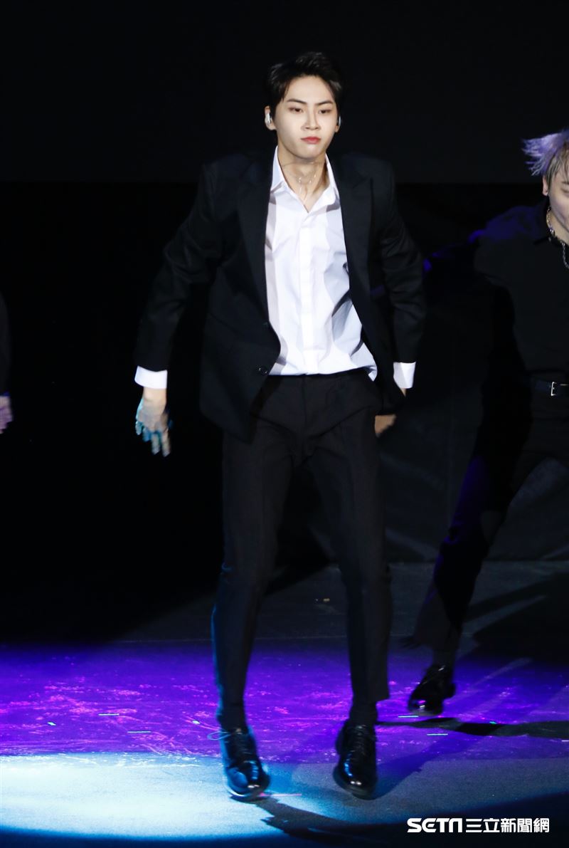 李鎭赫以一身黑色西裝帥氣表演麥可傑克森的〈超脫〉開場。（圖／記者林聖凱攝影）