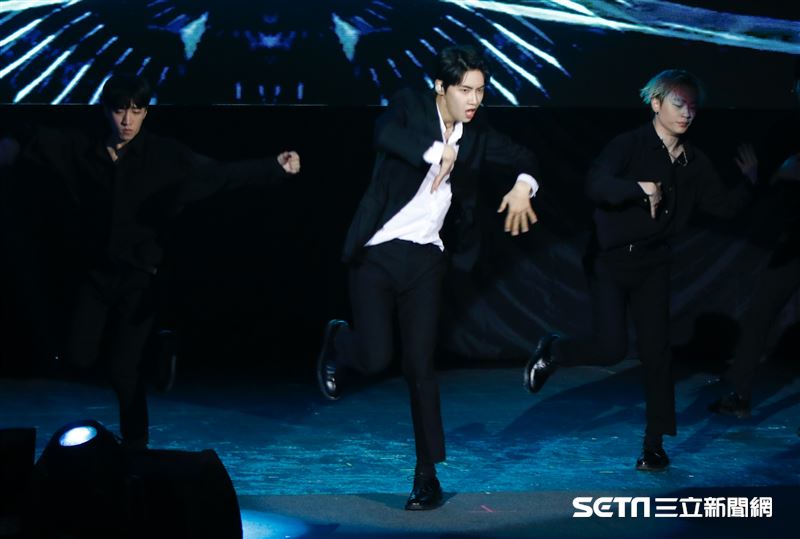 李鎭赫以一身黑色西裝帥氣表演麥可傑克森的〈超脫〉開場。（圖／記者林聖凱攝影）