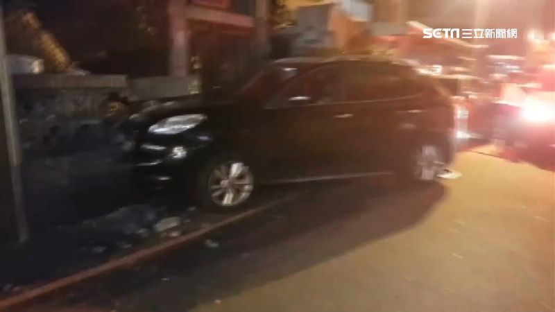 「有人追殺我！」休旅車撞6車衝民宅
