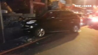 「有人追殺我！」休旅車撞6車衝民宅