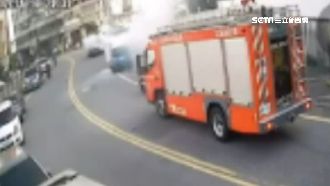 車開一半冒濃煙　女駕駛急抱兩子逃命