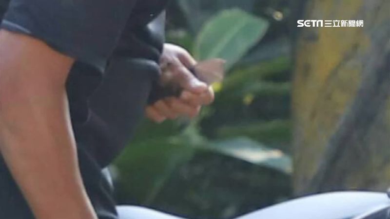防空洞傳慘叫　2男偷蝙蝠硬塞口袋