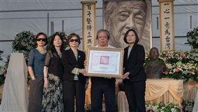 史明教育基金會13日舉辦「振魂護國：與史明歐里桑再走一段台灣路」大遊行暨追思會，蔡英文總統也出席並頒贈褒揚令。（圖／總統府提供）