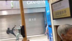 旺角黑衣人飛踢港警（圖／翻攝自Stand News 立場新聞臉書）