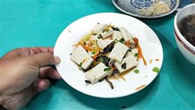 日月潭點一盤80元「紅燒豆腐」　上桌傻眼：酸辣湯配料？（圖／翻攝自爆料公社）
