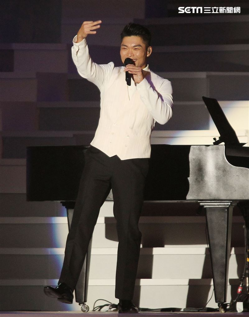 金曲歌王李玖哲出道16年（12日）晚間首度於台北小巨蛋舉辦「隱形動物演唱會」，台上台下哭成一片。（記者邱榮吉/攝影）