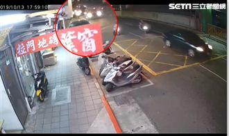 「碰」！外送員遭「夾殺」驚悚畫面曝
