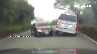 廂型車上武嶺驚魂！百萬黑轎過彎慘撞