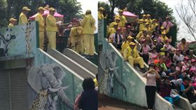 白沙屯媽祖139縣道遶境　首度進文德國小溜滑梯　(圖/翻攝自文德國小臉書)