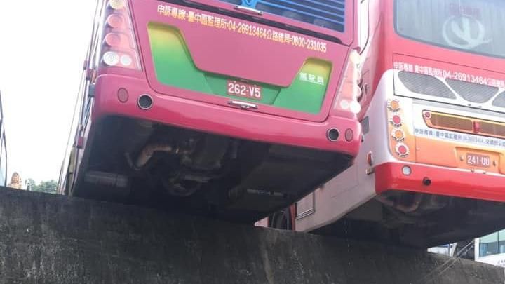 遊覽車懸空翹翹板！她發文被笑物理差