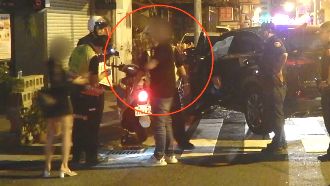 醉男載妹闖紅燈　拒盤查自撞路桿慘了