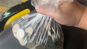 台中小媽媽路邊抱哭嬰「能借我100嗎」後續曝光　爸打給台北暖男台主(圖/翻攝自爆怨公社)