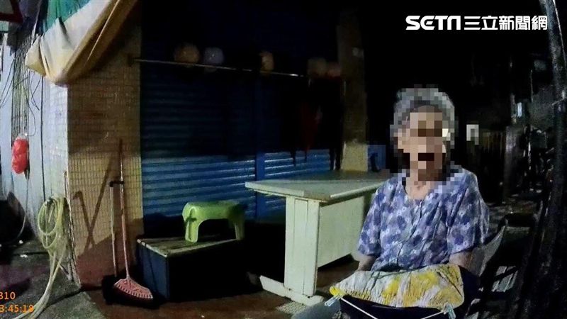 感動！失智嬤深夜坐路邊　暖警助返家