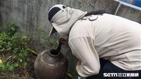 疾管署防疫人員持續加強新北市樹林區坡內里的孳生源查核。（圖／疾管署提供）